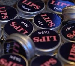 LIPS TASK logo på en samling runde bokser leppepomader.