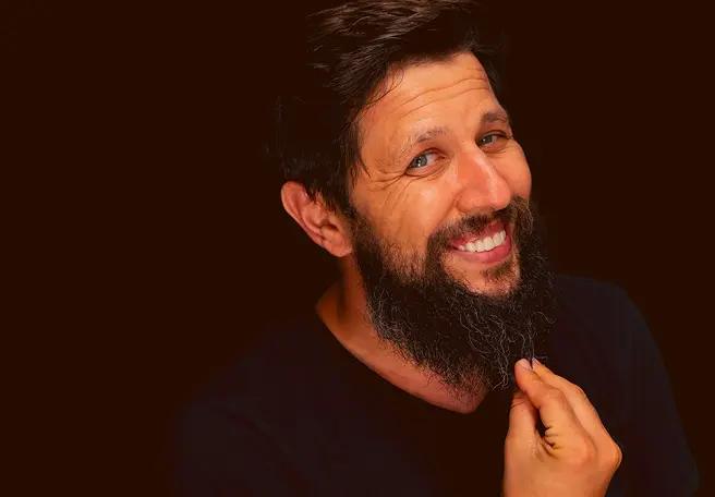 Monsieur avec une barbe