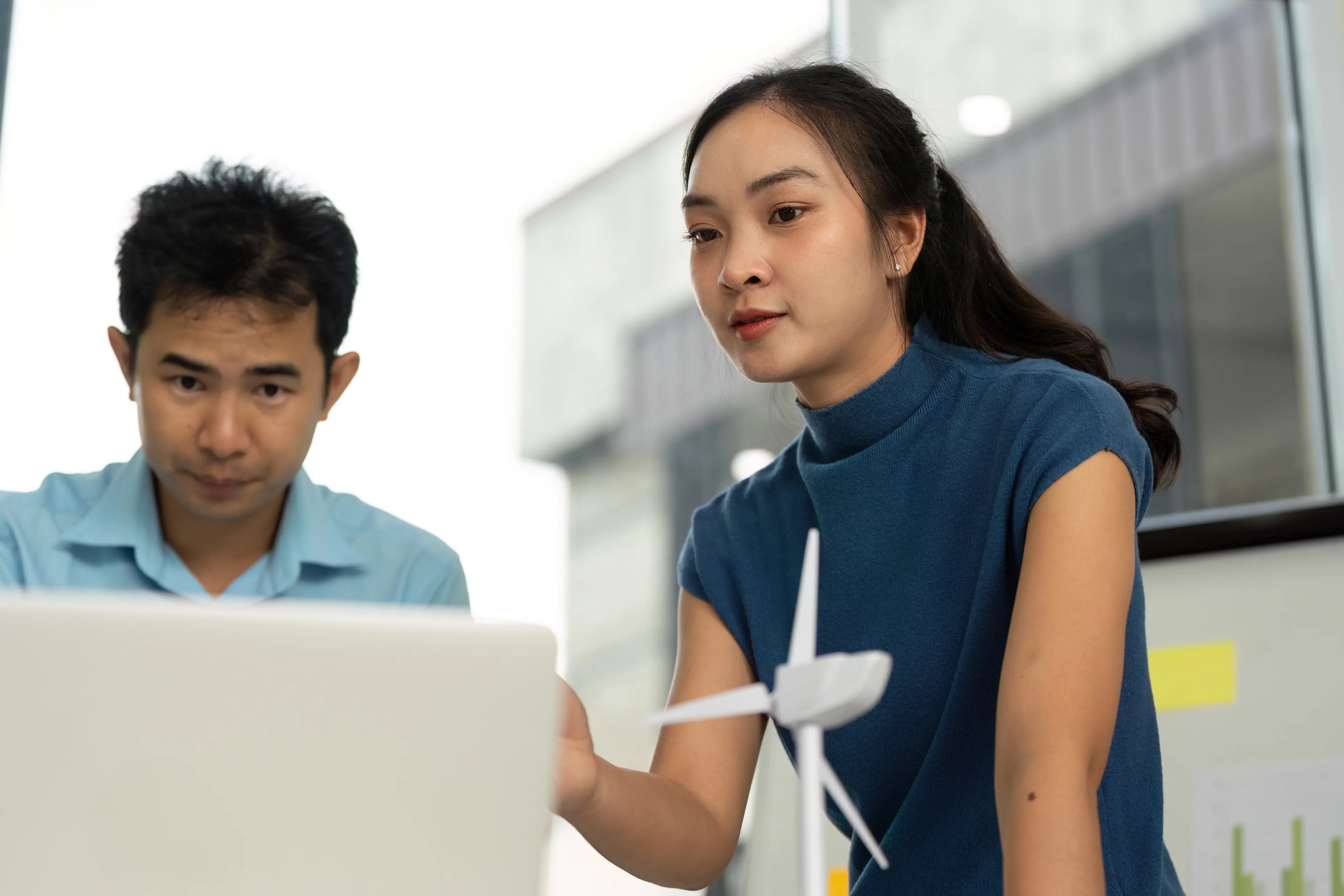 2 collègues qui regardent l'ordinateur
