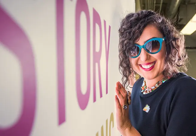 Femme avec lunettes bleues