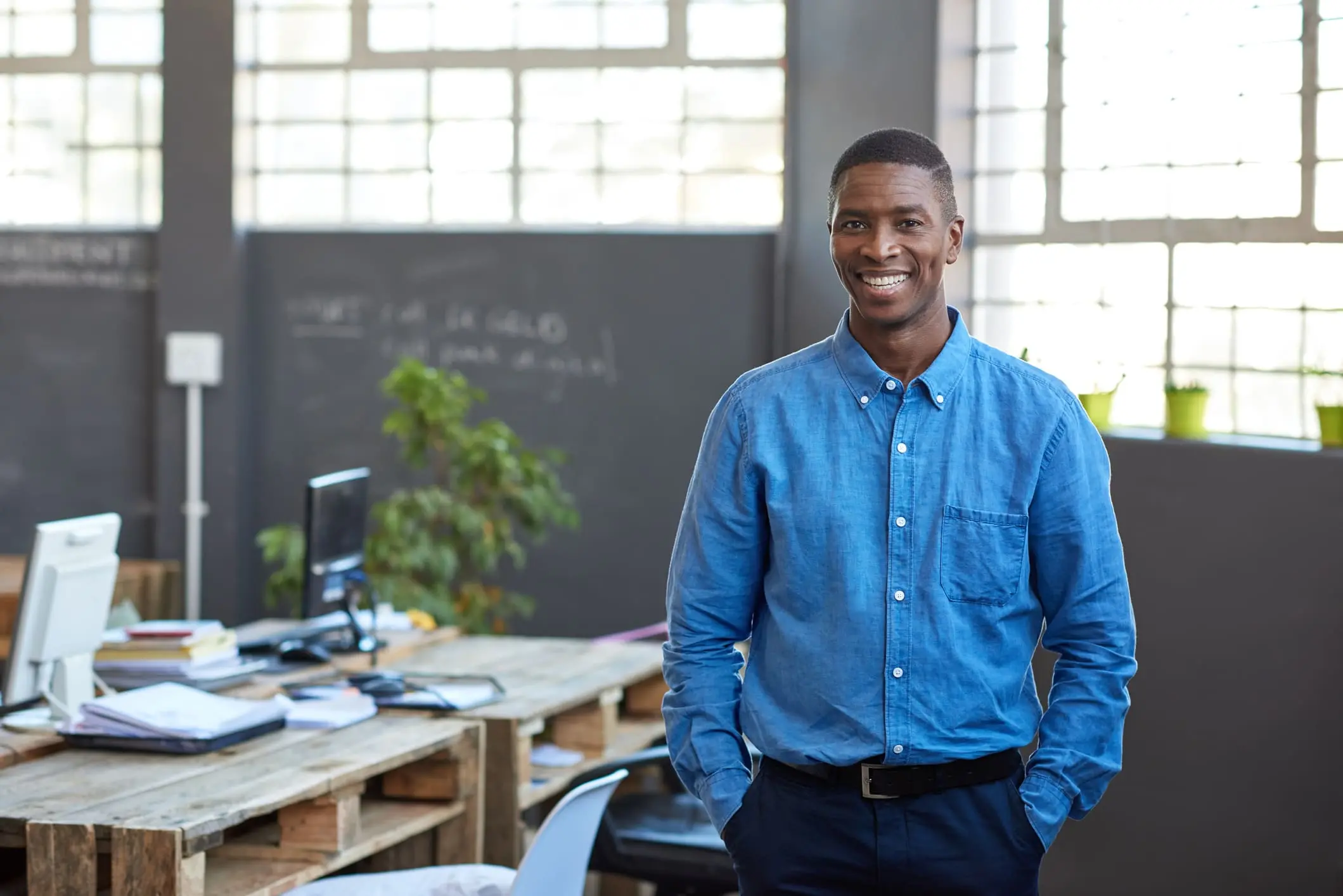 Homme souriant dans un bureau