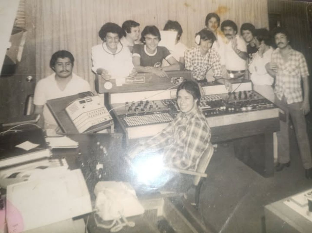 Interior del estudio de CBS Indica en Moravia. Foto aportada por Alvaro Gómez al grupo Fotos Antiguas de Costa Rica