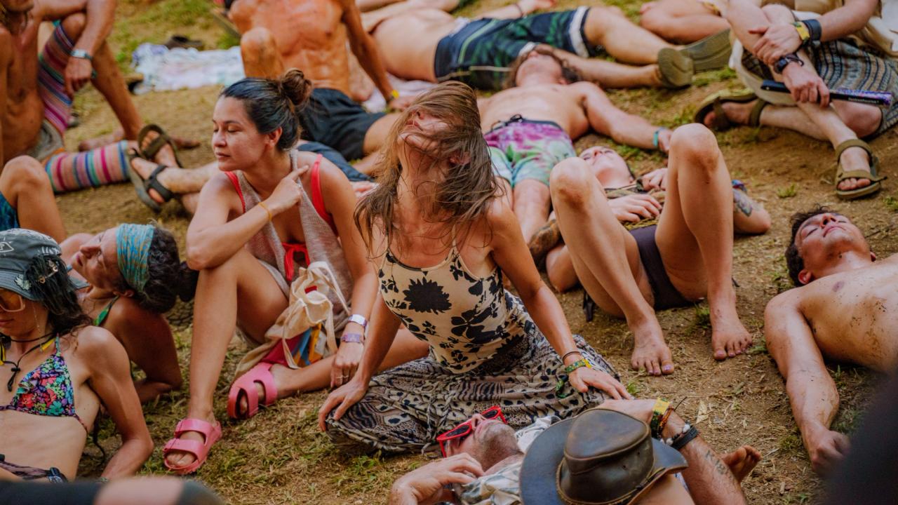 Visitantes del festival en reposo