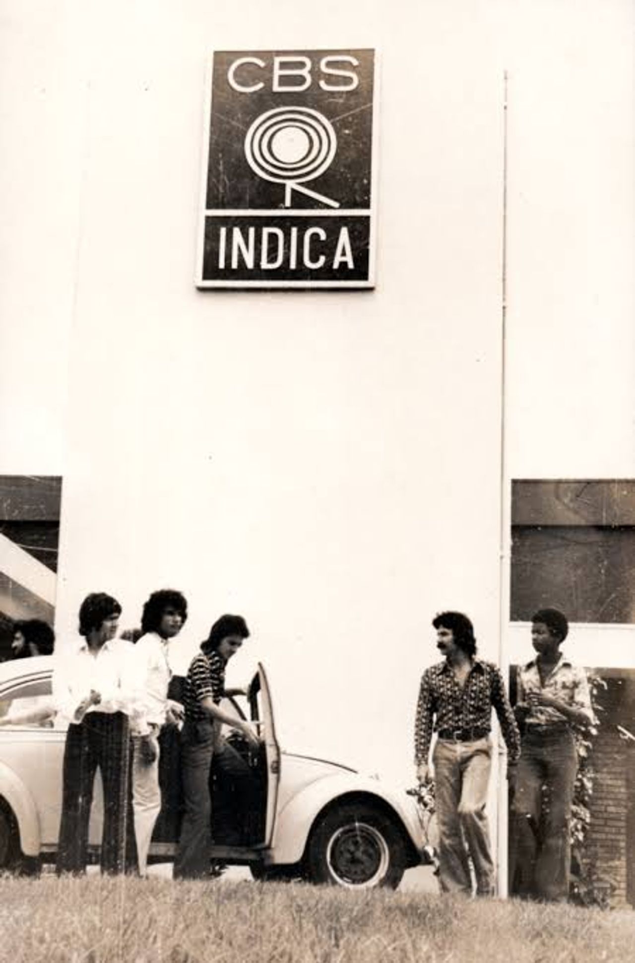 Hombres en los años 70 en el Exterior del estudio CBS Indica en Moravia, donde ahora hay un Mega Súper.