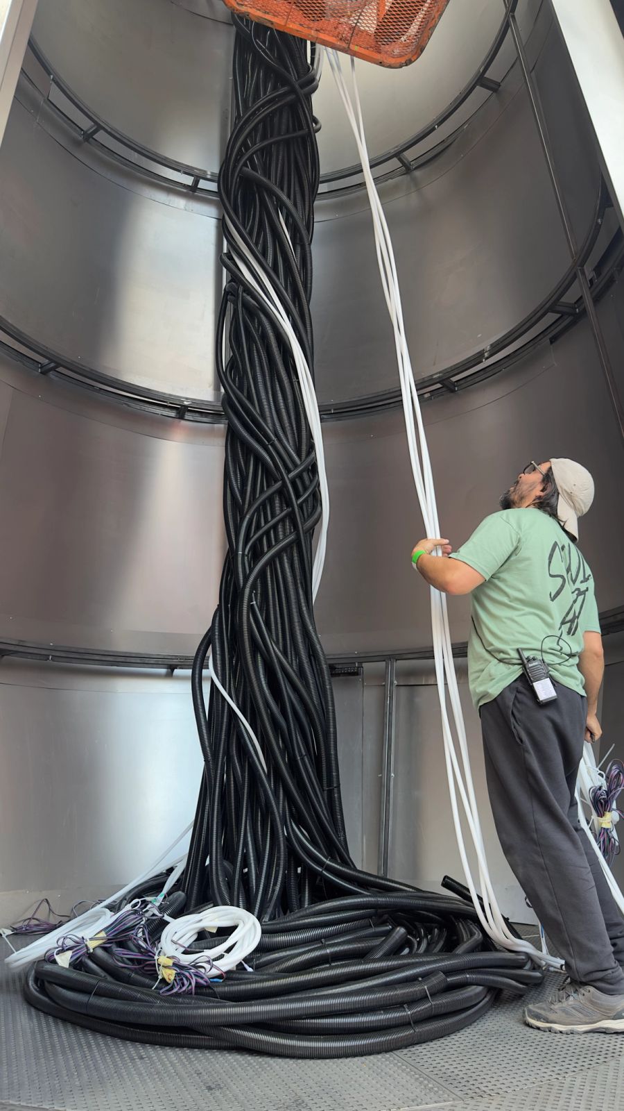 <span class="co">04</span> El cable pasa por dentro antes de cerrar la chapa