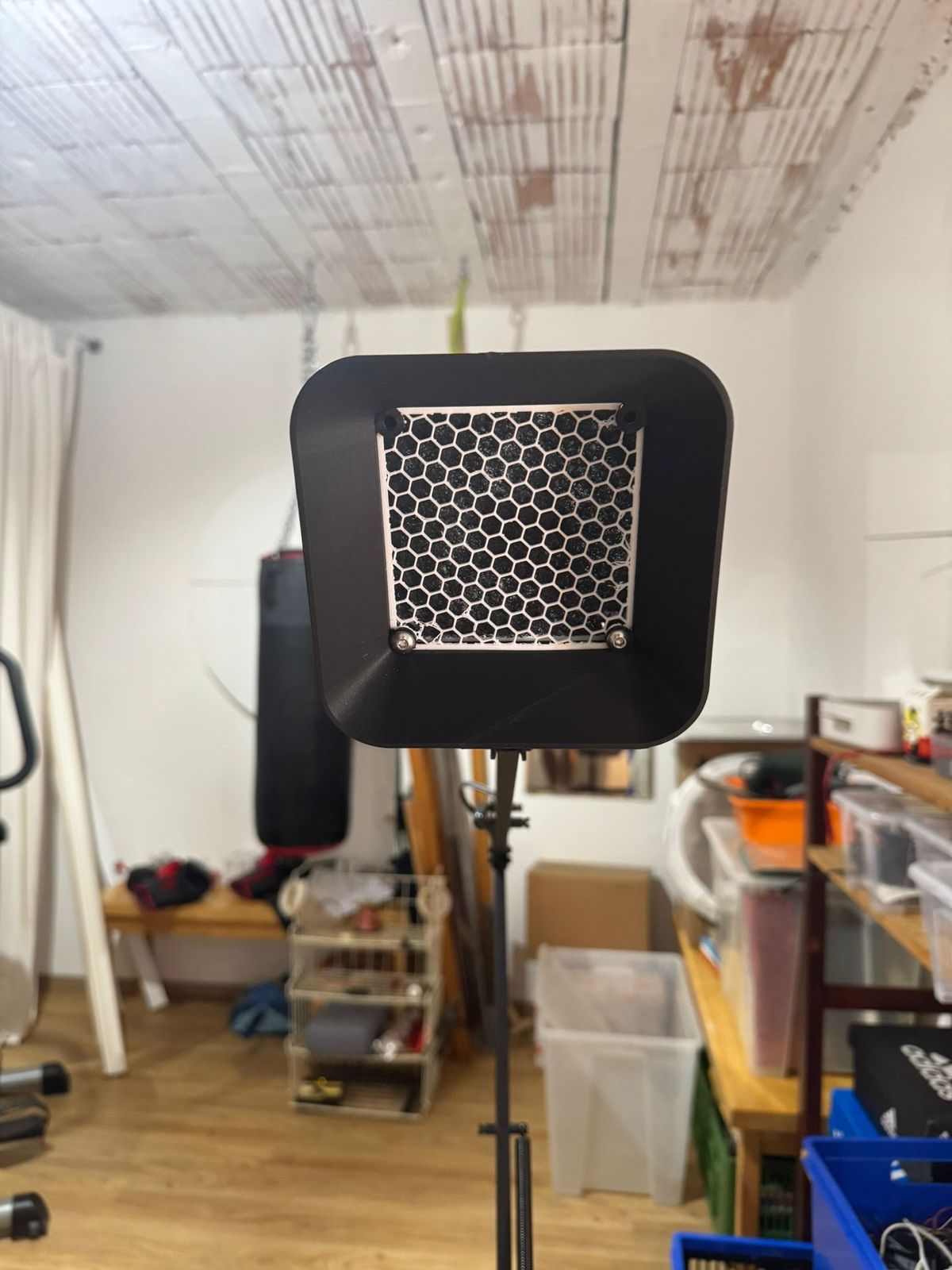 Front view of the extractor showing the 3D printed honeycomb grid