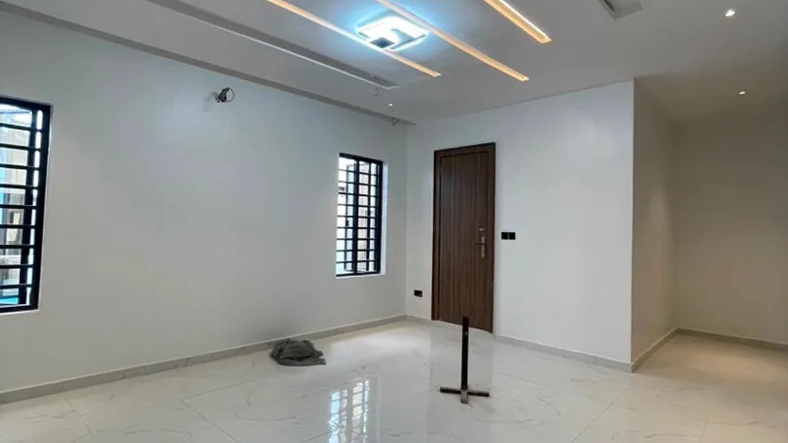 4 BEDROOM FULLY DETACHED DUPLEX