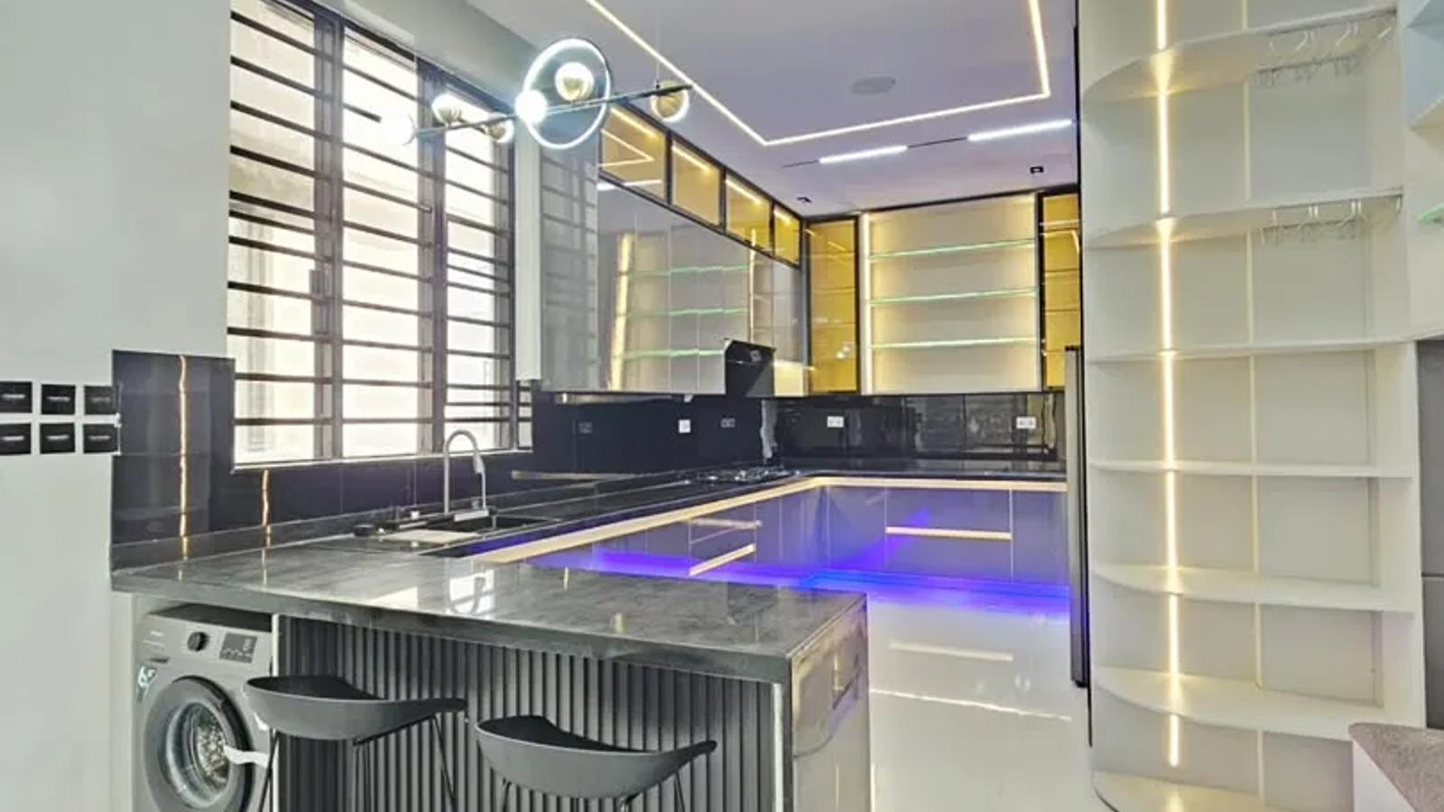 5 Bedroom Fully Detached Duplex