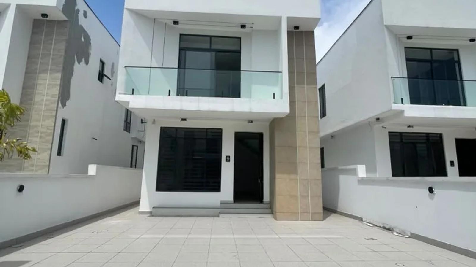 4 BEDROOM FULLY-DETACHED DUPLEX WITH BQ