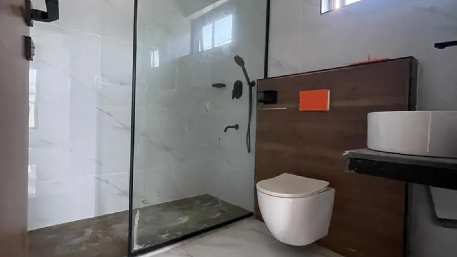 6 Bedroom Fully Detached Duplex
