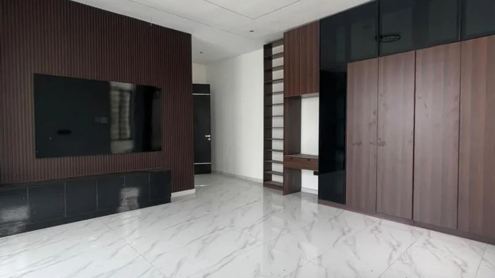 4 BEDROOM FULLY-DETACHED DUPLEX WITH BQ