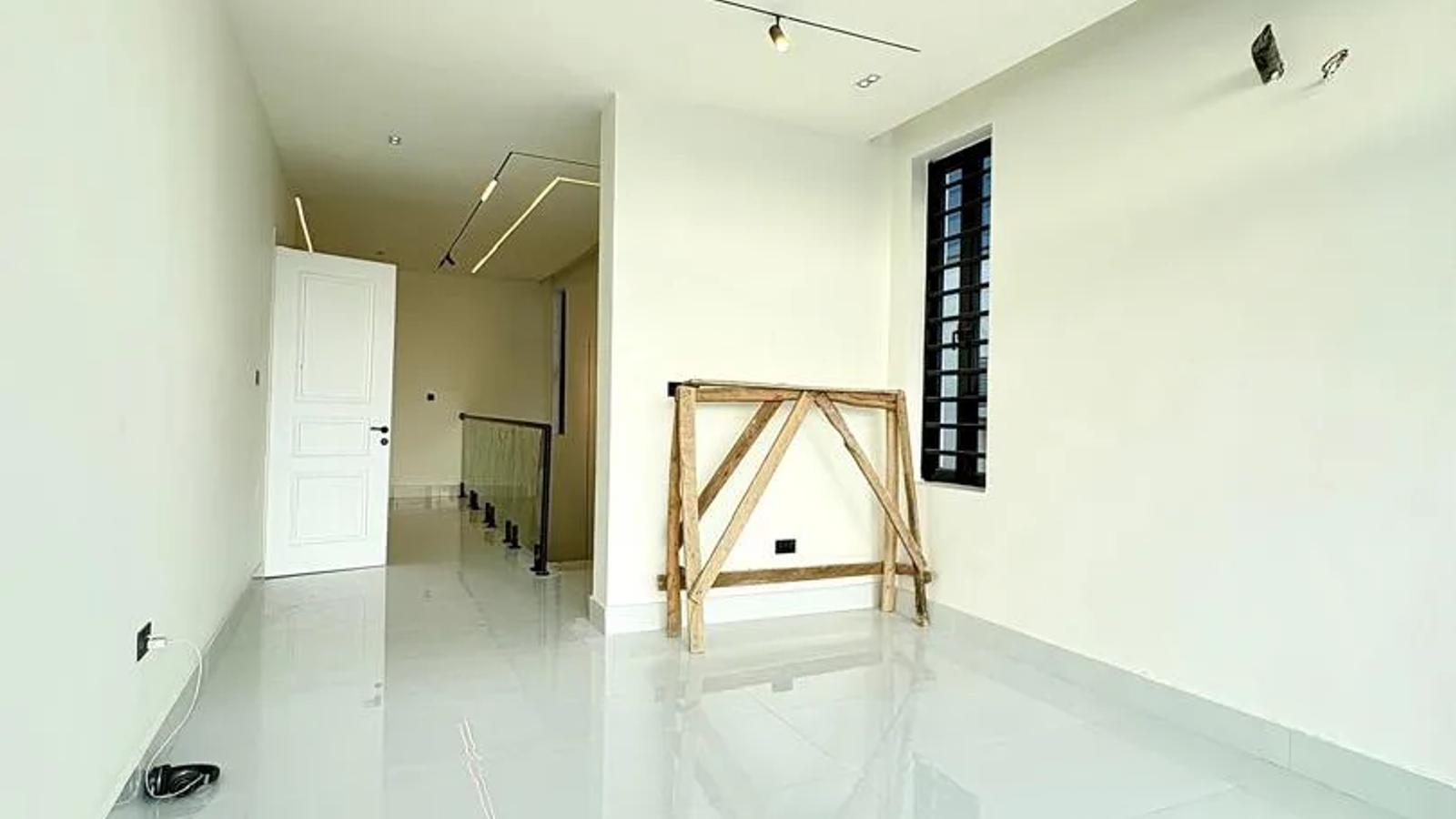 5 Bedroom Fully Detached Duplex