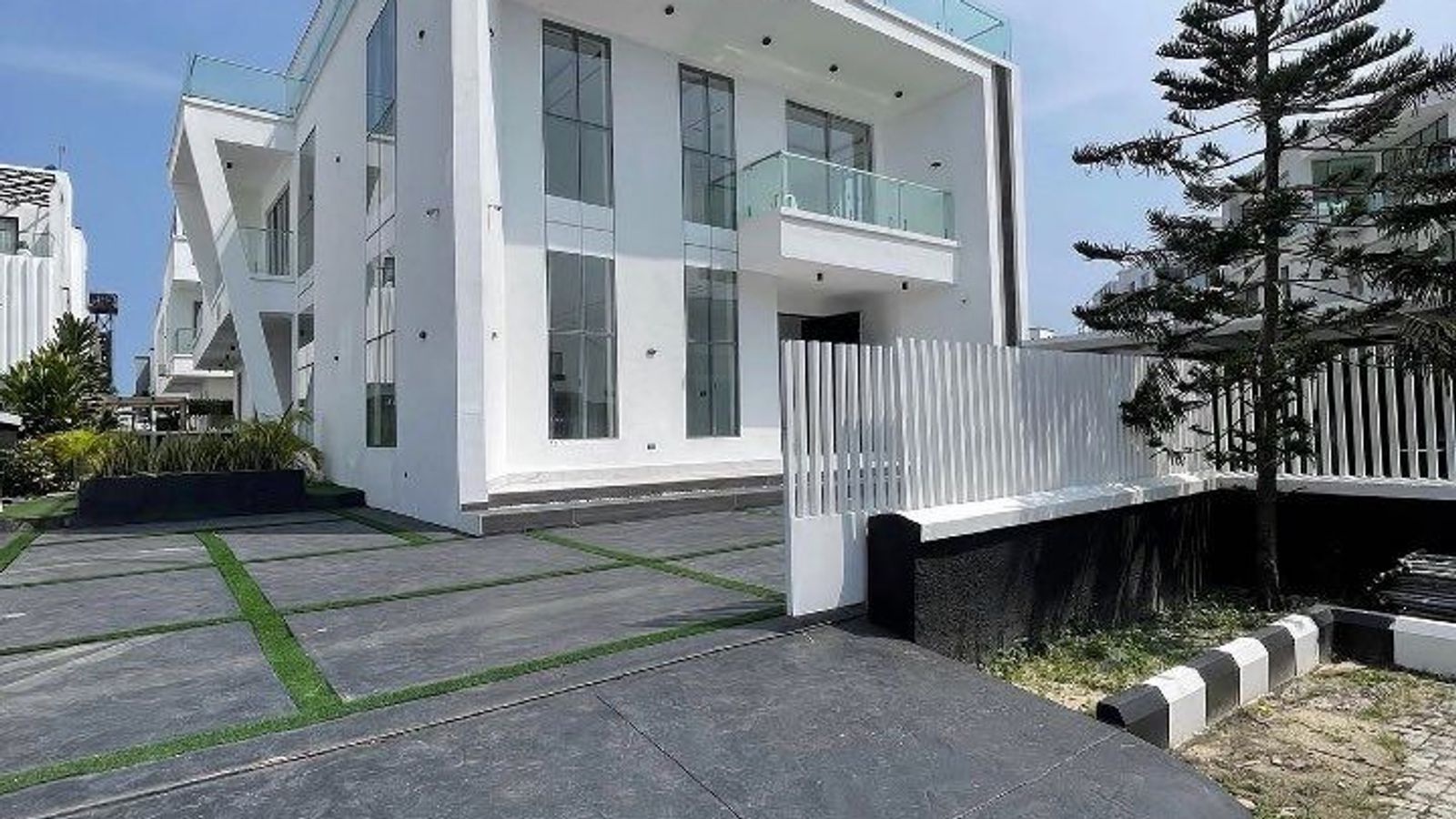 5 Bedroom Fully Detached Duplex