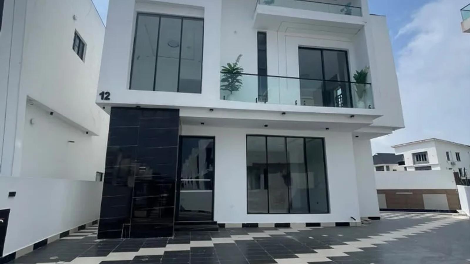 4 BEDROOM FULLY-DETACHED DUPLEX WITH BQ