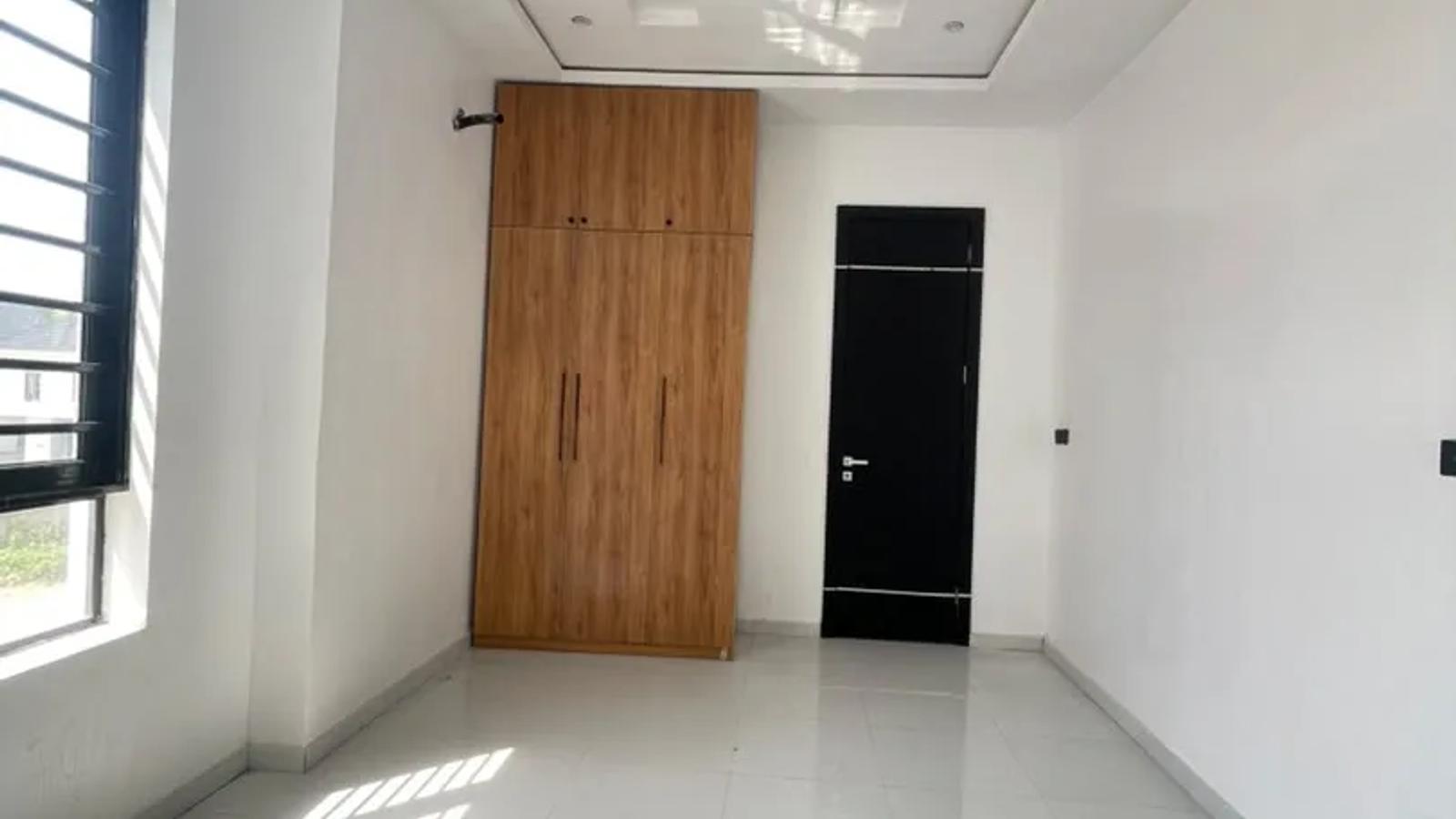 4 BEDROOM FULLY-DETACHED DUPLEX WITH BQ