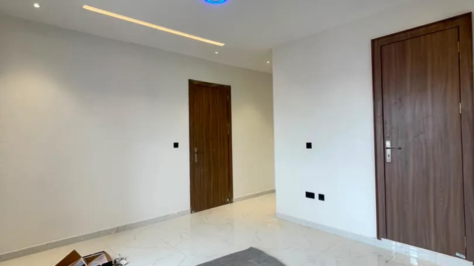 4 BEDROOM FULLY DETACHED DUPLEX