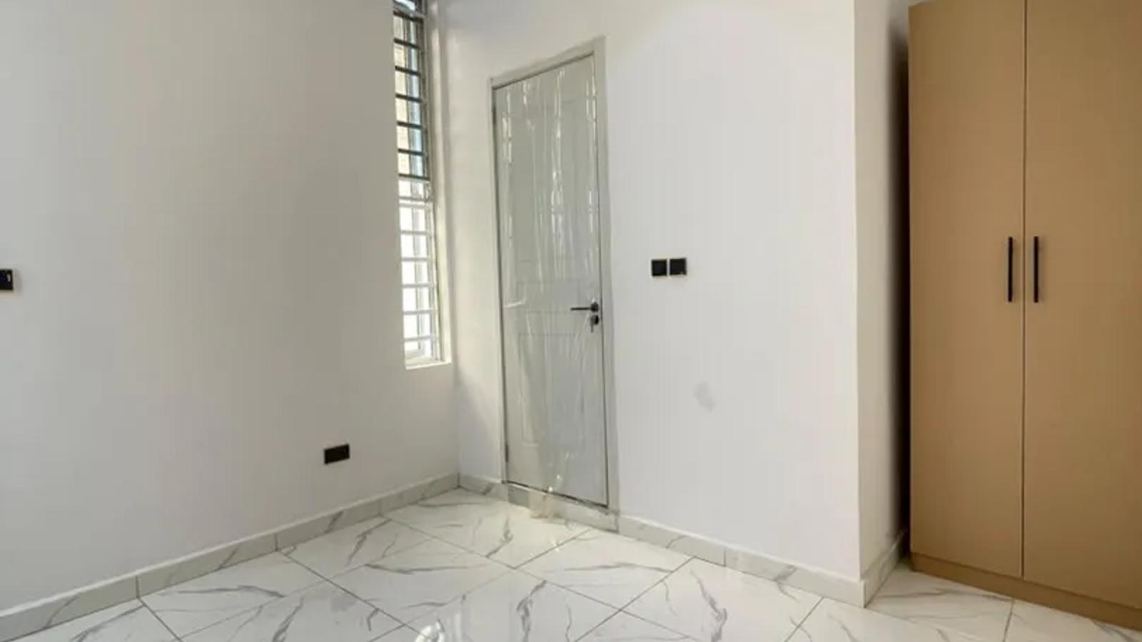 4 BEDROOM FULLY DETACHED DUPLEX
