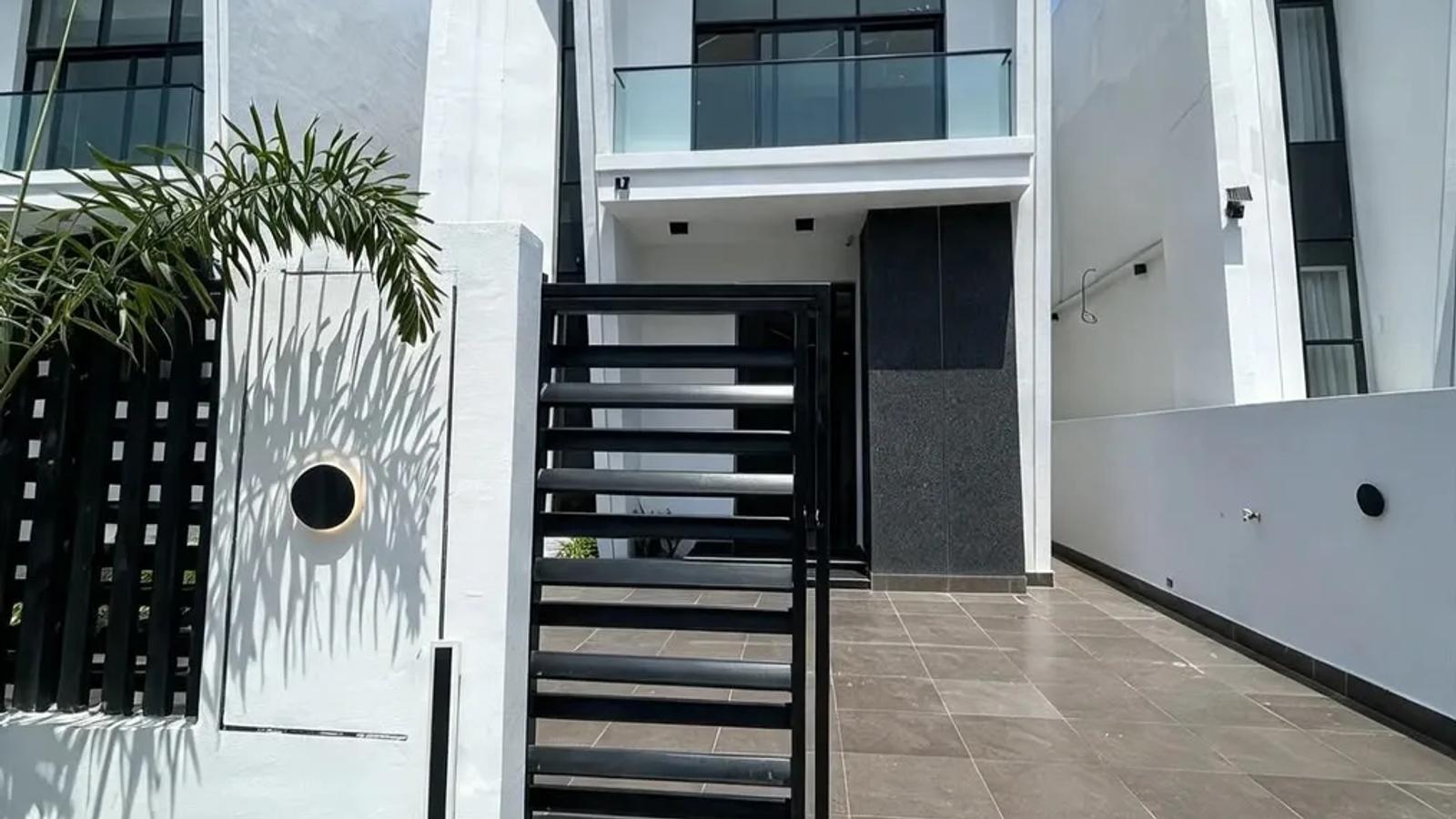 4 BEDROOM FULLY DETACHED DUPLEX WITH BQ
