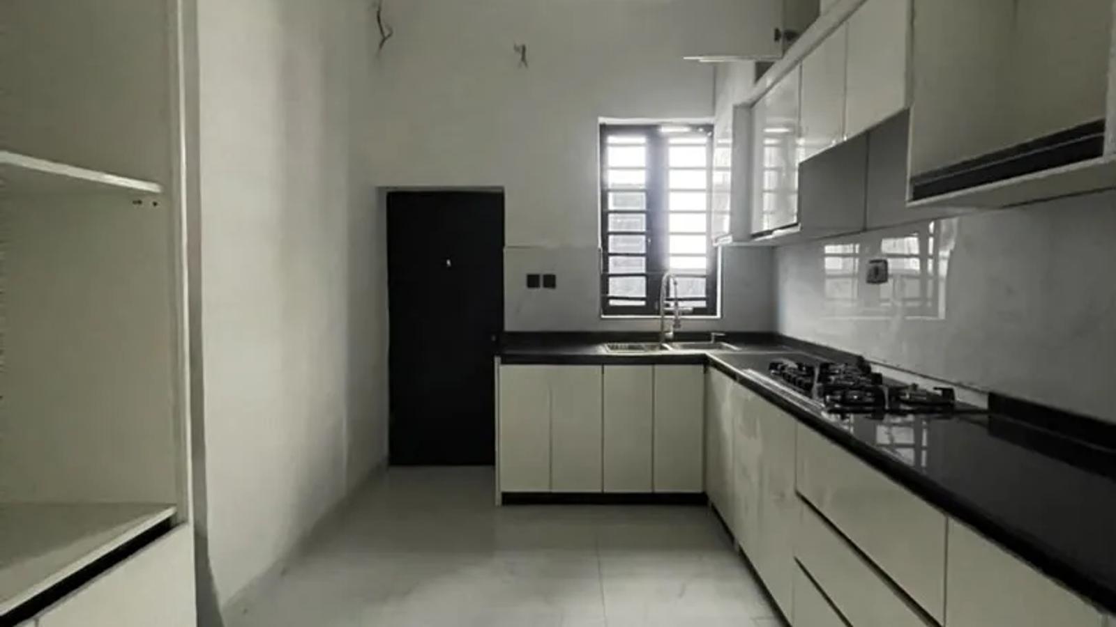4 BEDROOM FULLY DETACHED DUPLEX