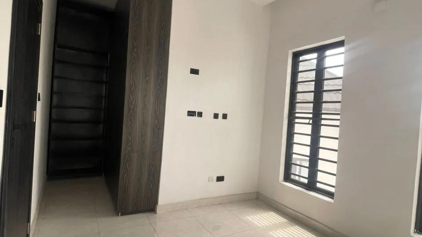 6 BEDROOM FULLY DETACHED DUPLEX WITH BQ