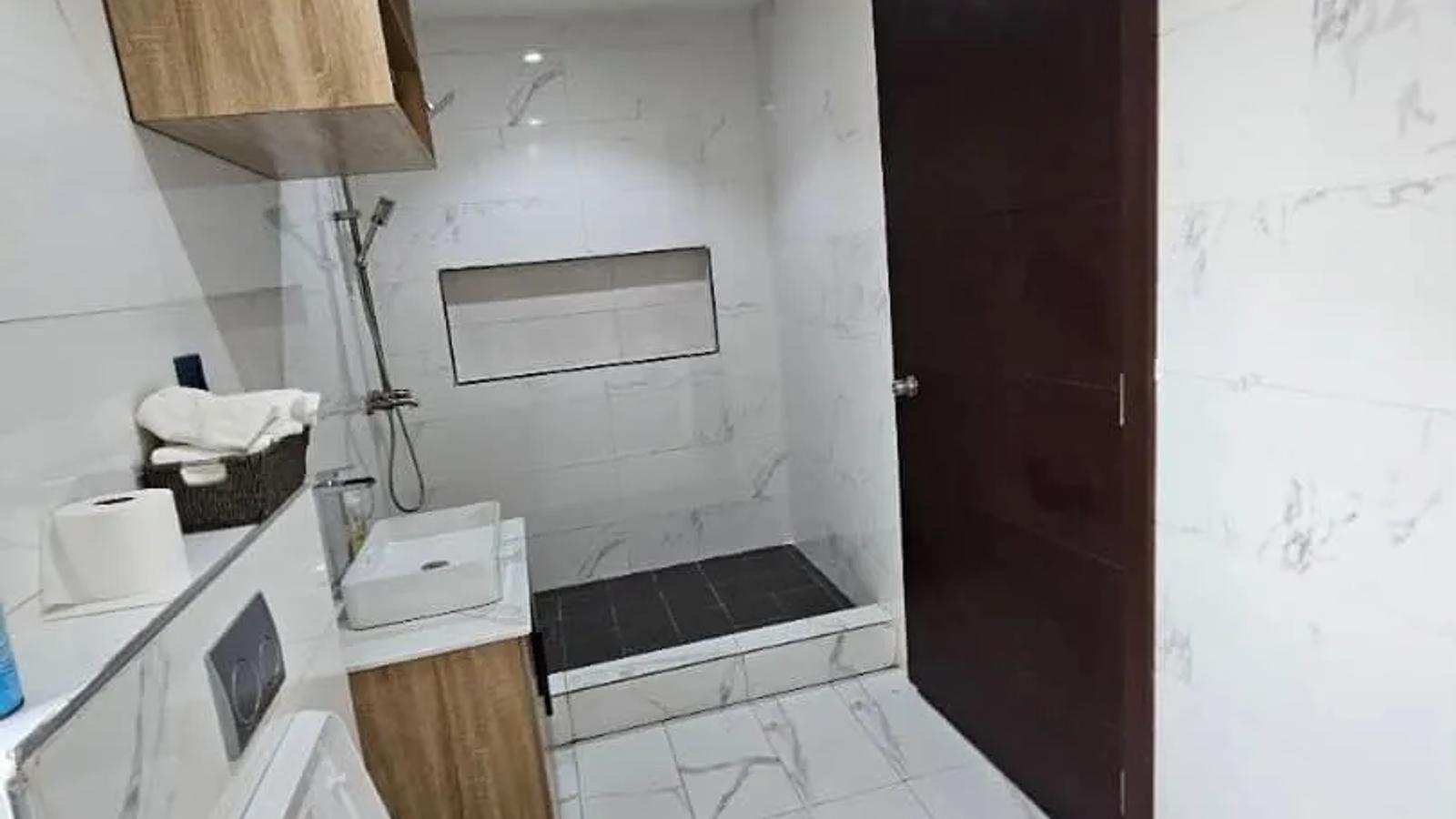 6 Bedroom Fully Detached Duplex