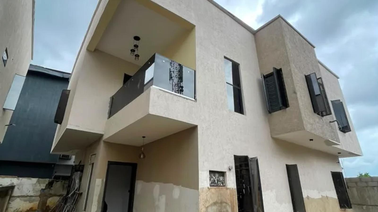 4 BEDROOM FULLY DETACHED DUPLEX