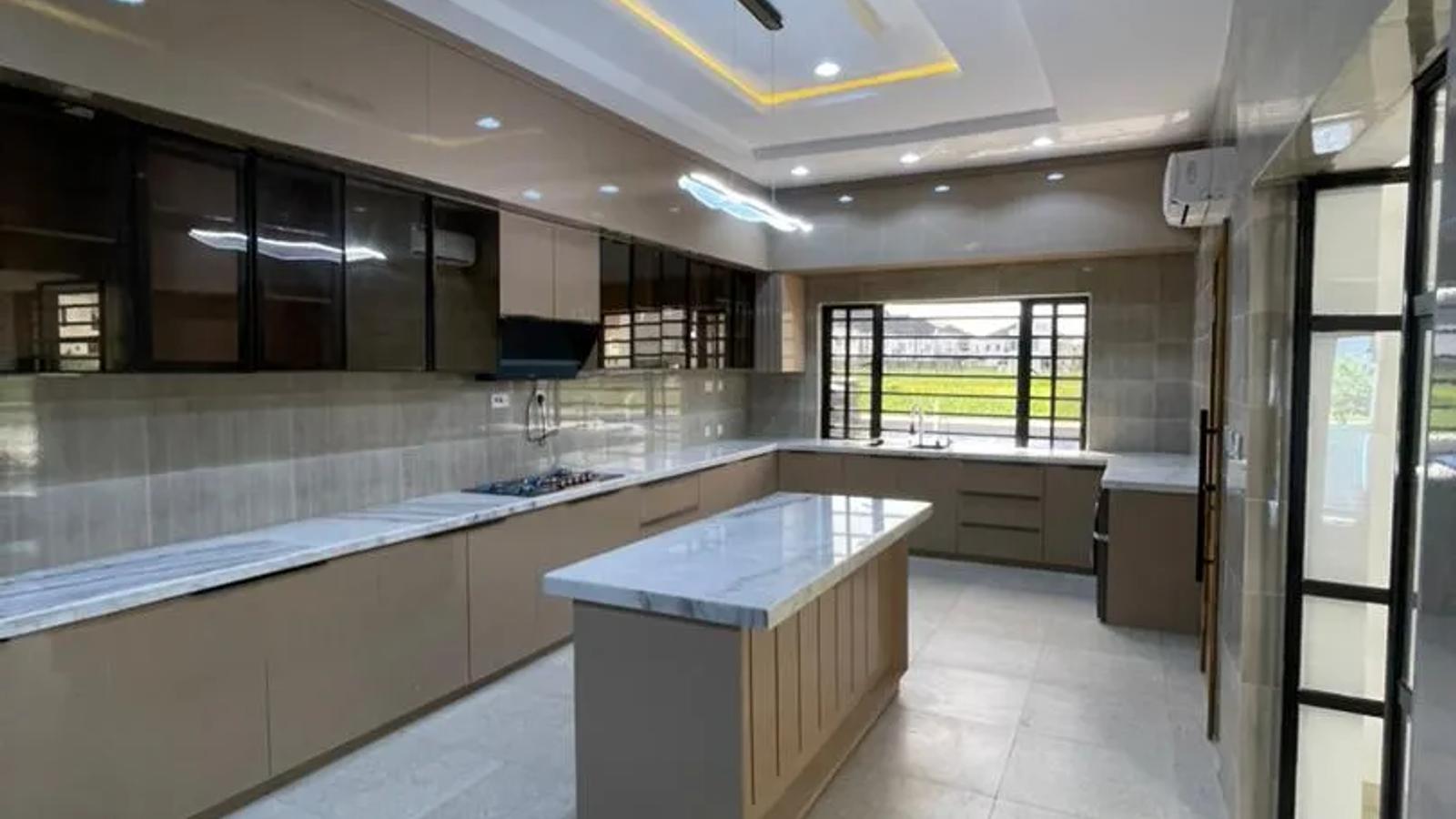 6 Bedroom Fully Detached Duplex