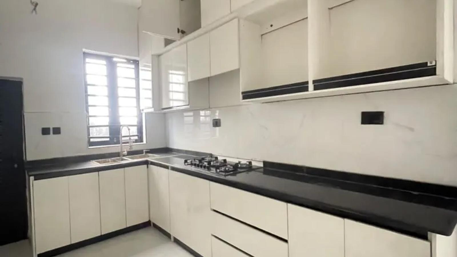 4 BEDROOM FULLY DETACHED DUPLEX