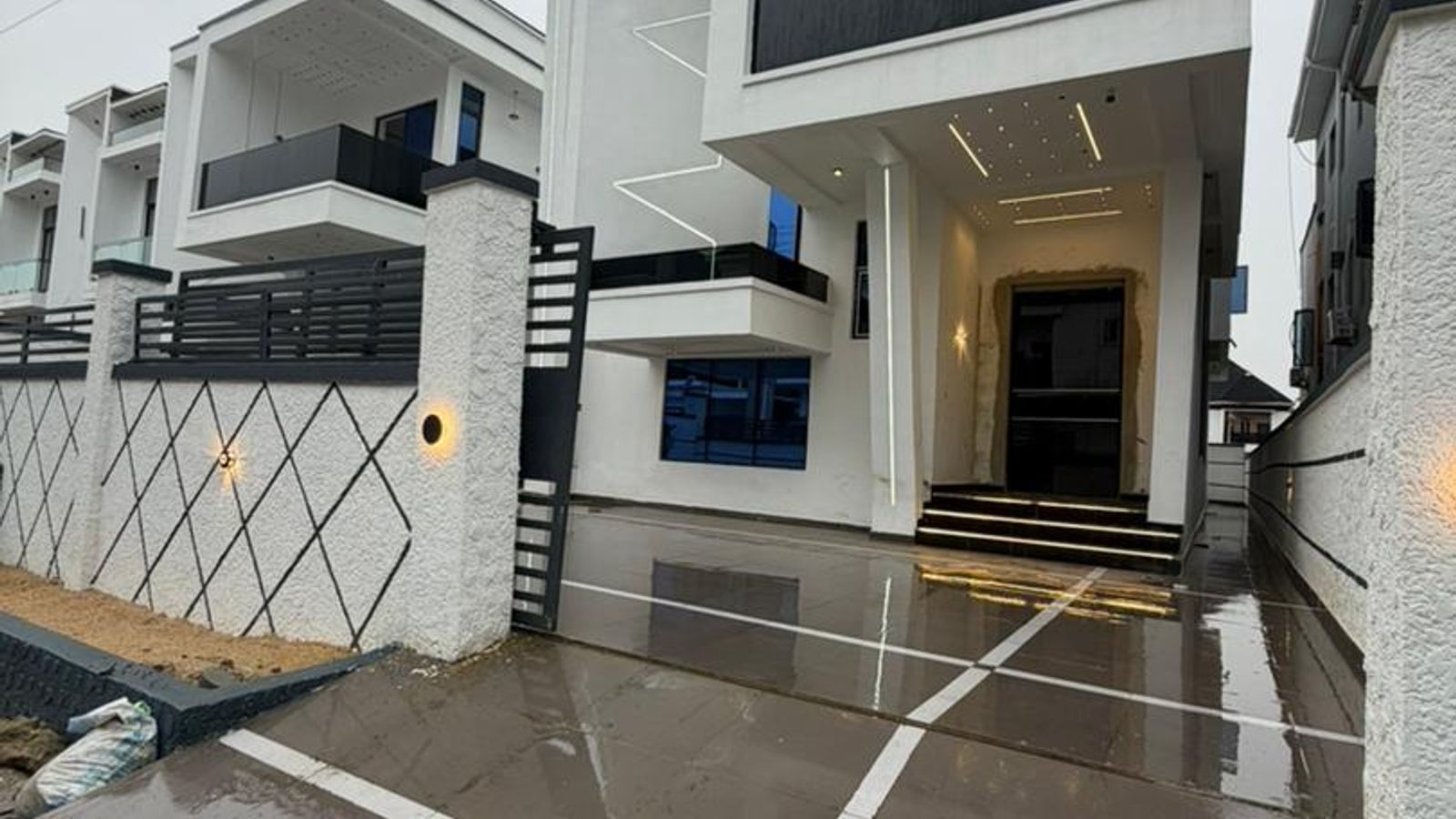 5 Bedroom Fully Detached Duplex