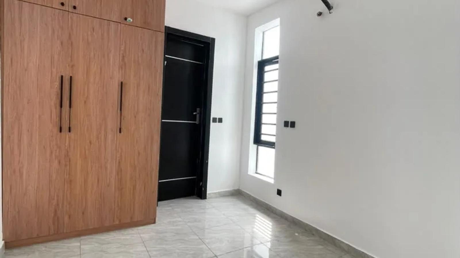 4 BEDROOM FULLY-DETACHED DUPLEX WITH BQ