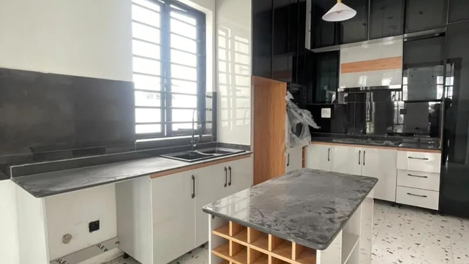4 BEDROOM FULLY-DETACHED DUPLEX WITH BQ