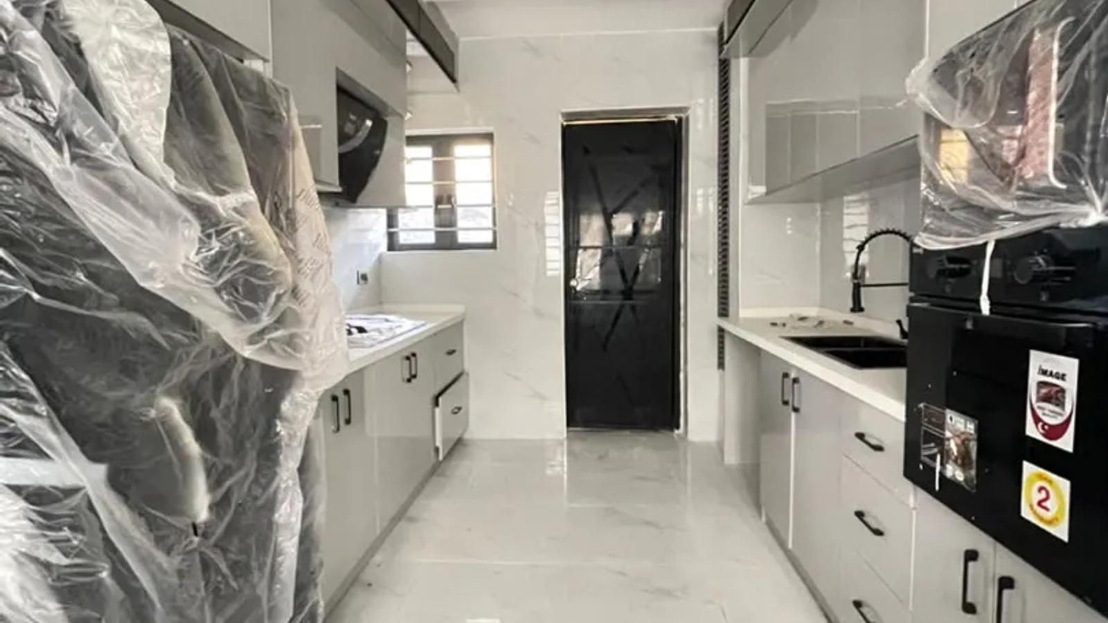 5 BEDROOM FULLY DETACHED DUPLEX WITH BQ