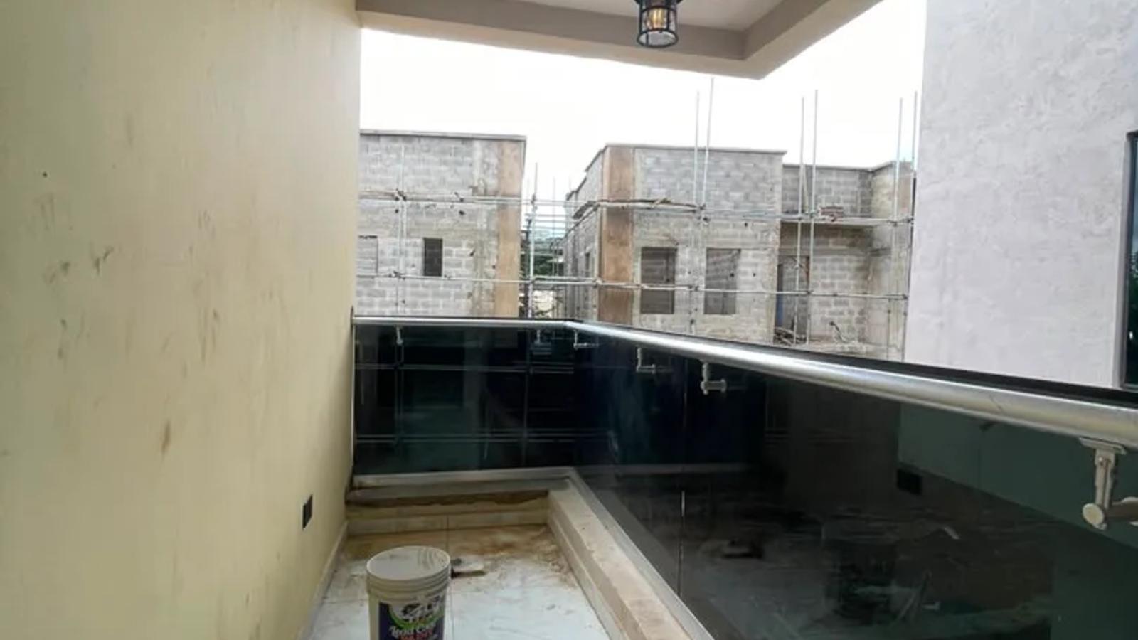 4 BEDROOM FULLY DETACHED DUPLEX
