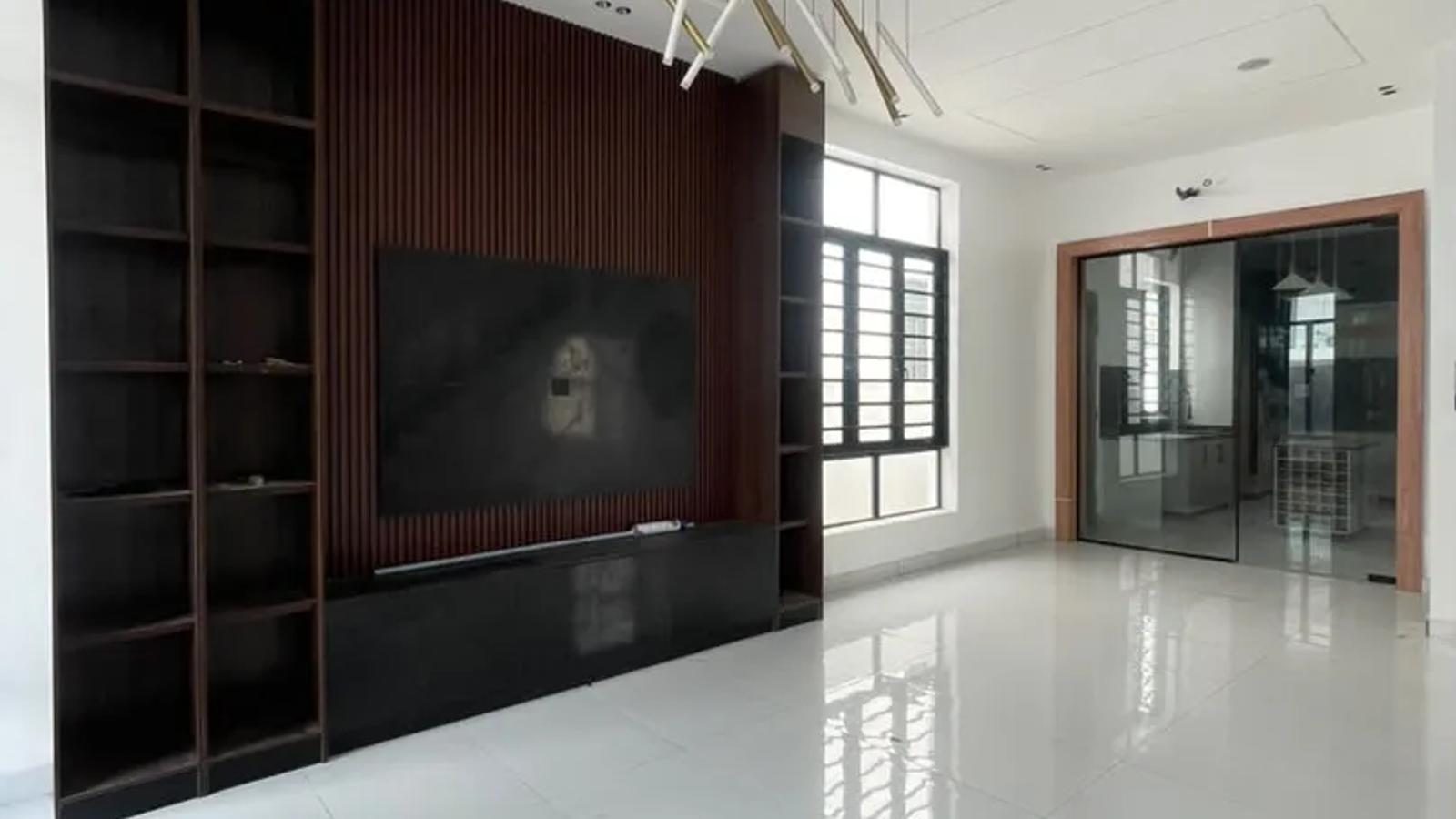 4 BEDROOM FULLY-DETACHED DUPLEX WITH BQ