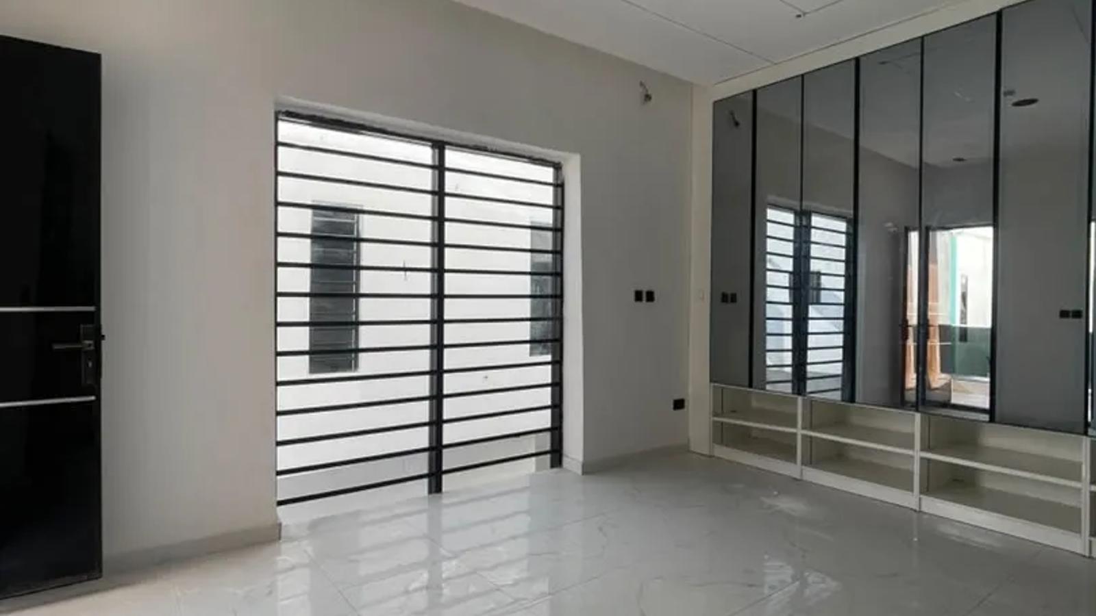 4 BEDROOM FULLY DETACHED DUPLEX