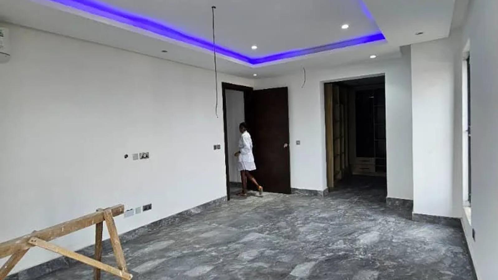 6 Bedroom Fully Detached Duplex