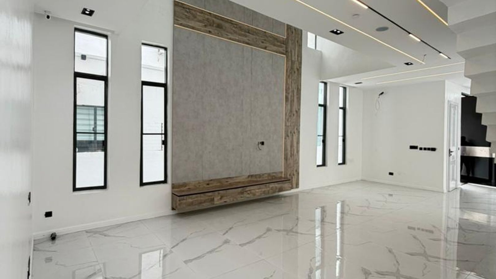 LUXURY 5BEDROOM FULLY DETACHED DUPLEX FOR SALE