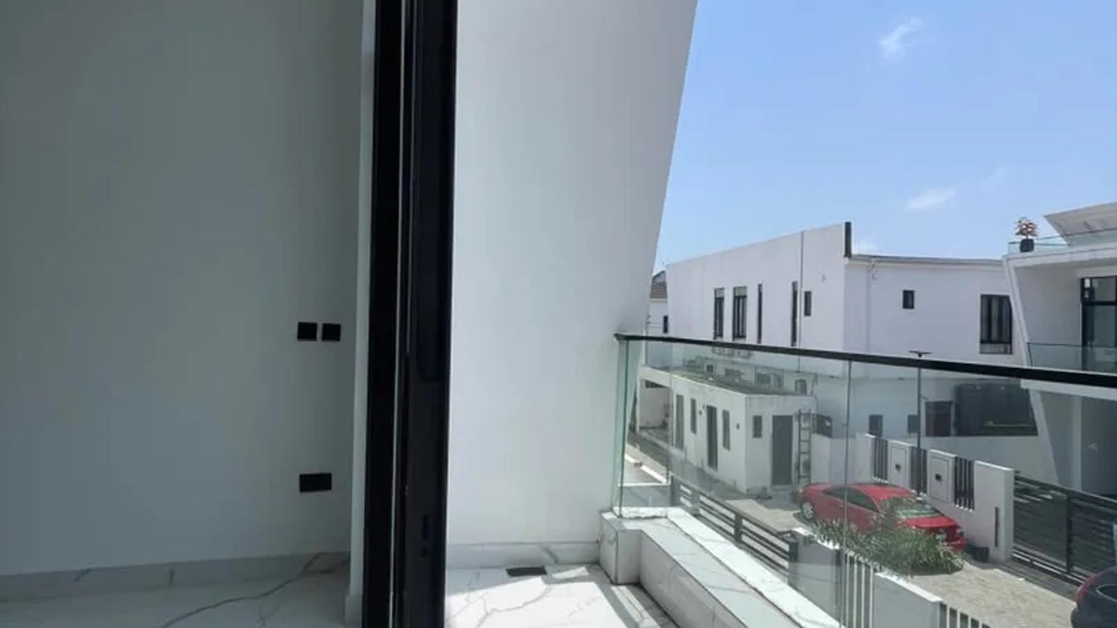 4 BEDROOM FULLY DETACHED DUPLEX WITH BQ