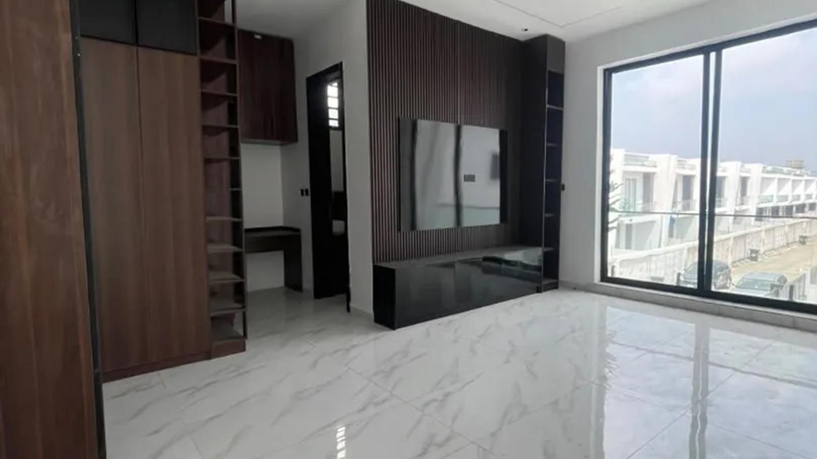 4 BEDROOM FULLY-DETACHED DUPLEX WITH BQ