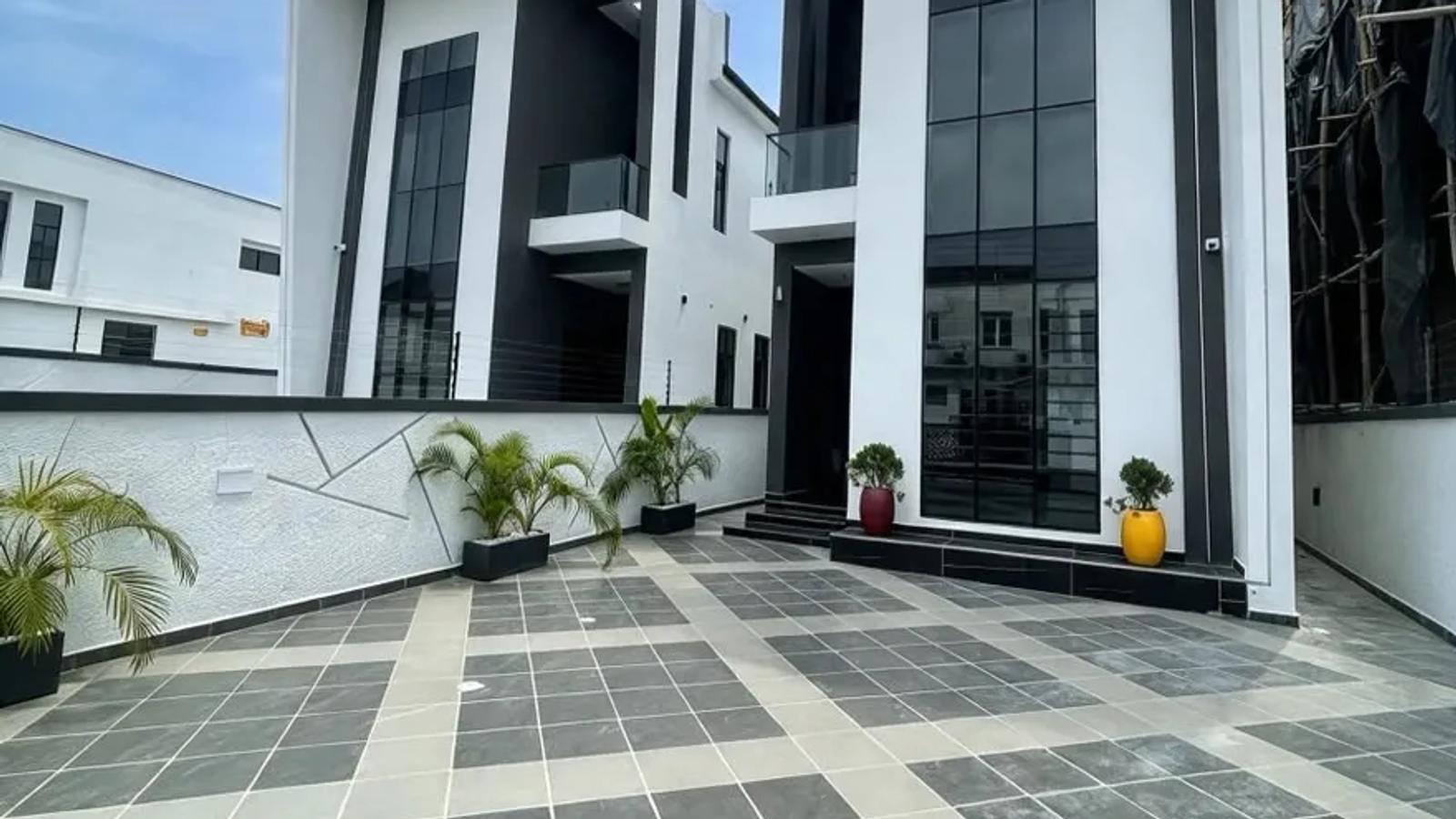 5 BEDROOM FULLY DETACHED DUPLEX