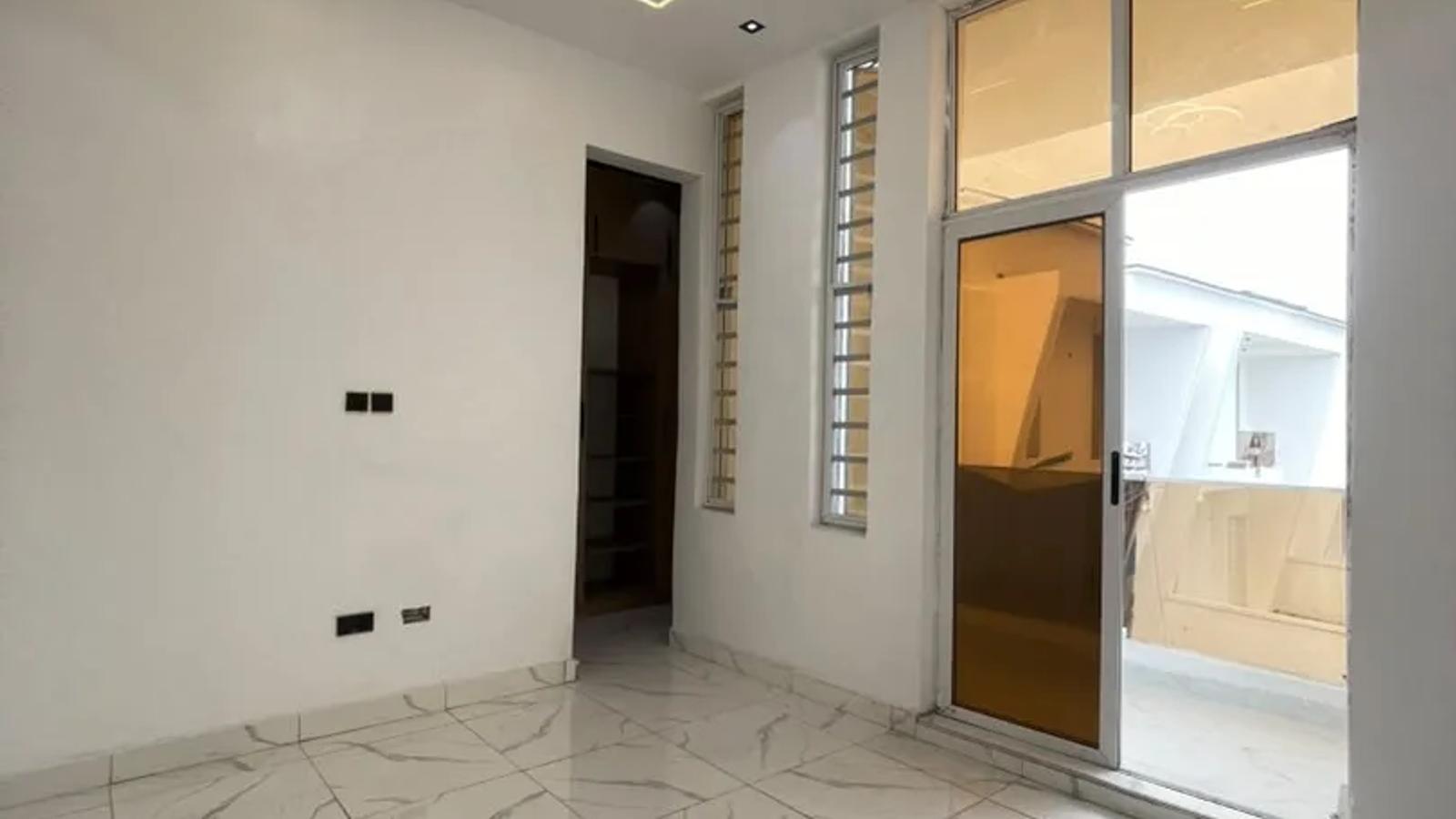 4 BEDROOM FULLY DETACHED DUPLEX