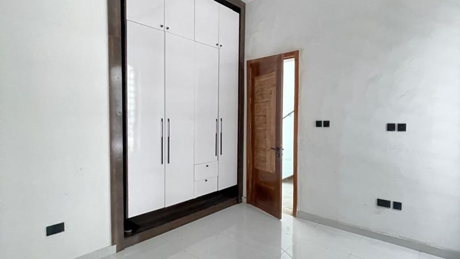 6 Bedroom Fully Detached Duplex