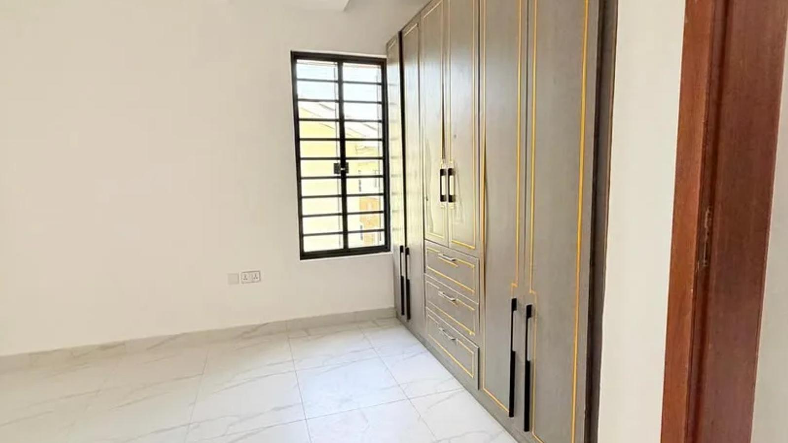 5 Bedroom Fully Detached Duplex
