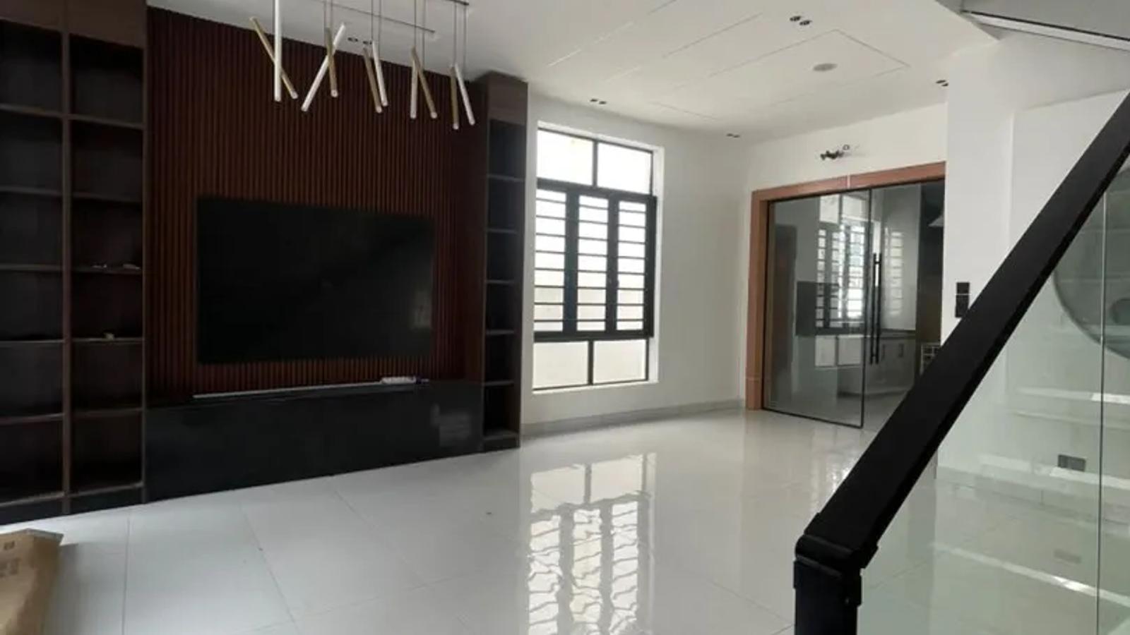 4 BEDROOM FULLY-DETACHED DUPLEX WITH BQ