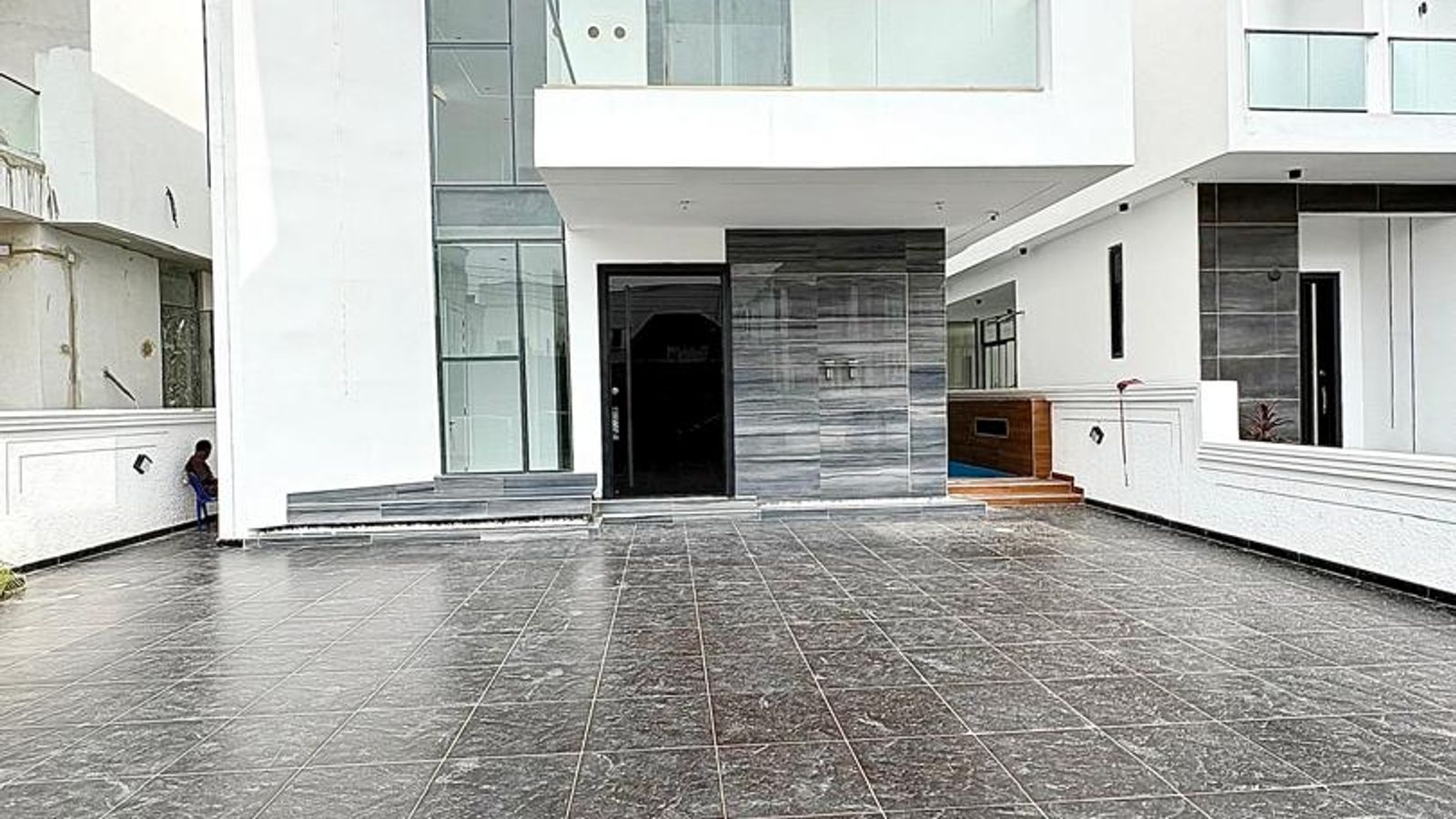 5 Bedroom Fully Detached duplex