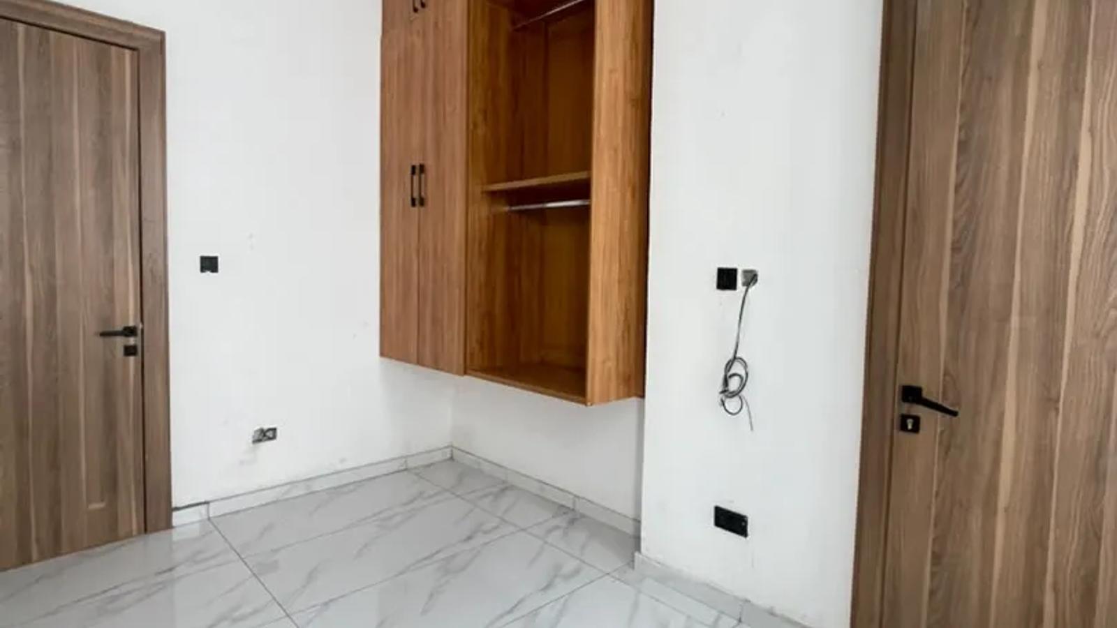 5 Bedroom Fully Detached Duplex