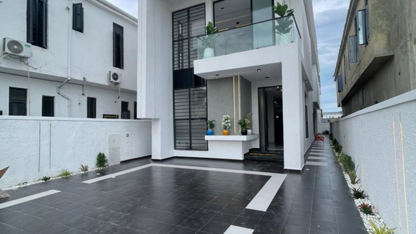 5 Bedroom Fully Detached Duplex