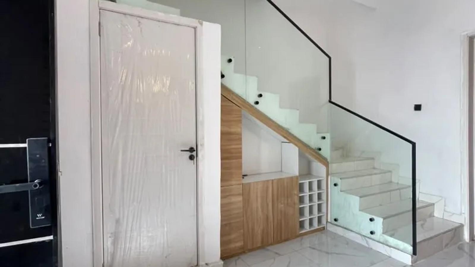 4 BEDROOM FULLY DETACHED DUPLEX