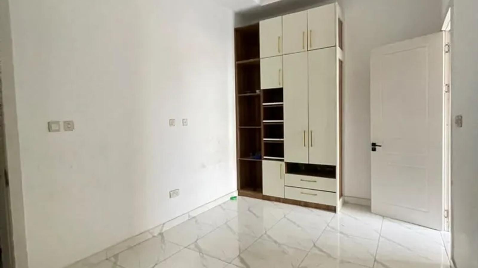 5 Bedroom Fully Detached Duplex