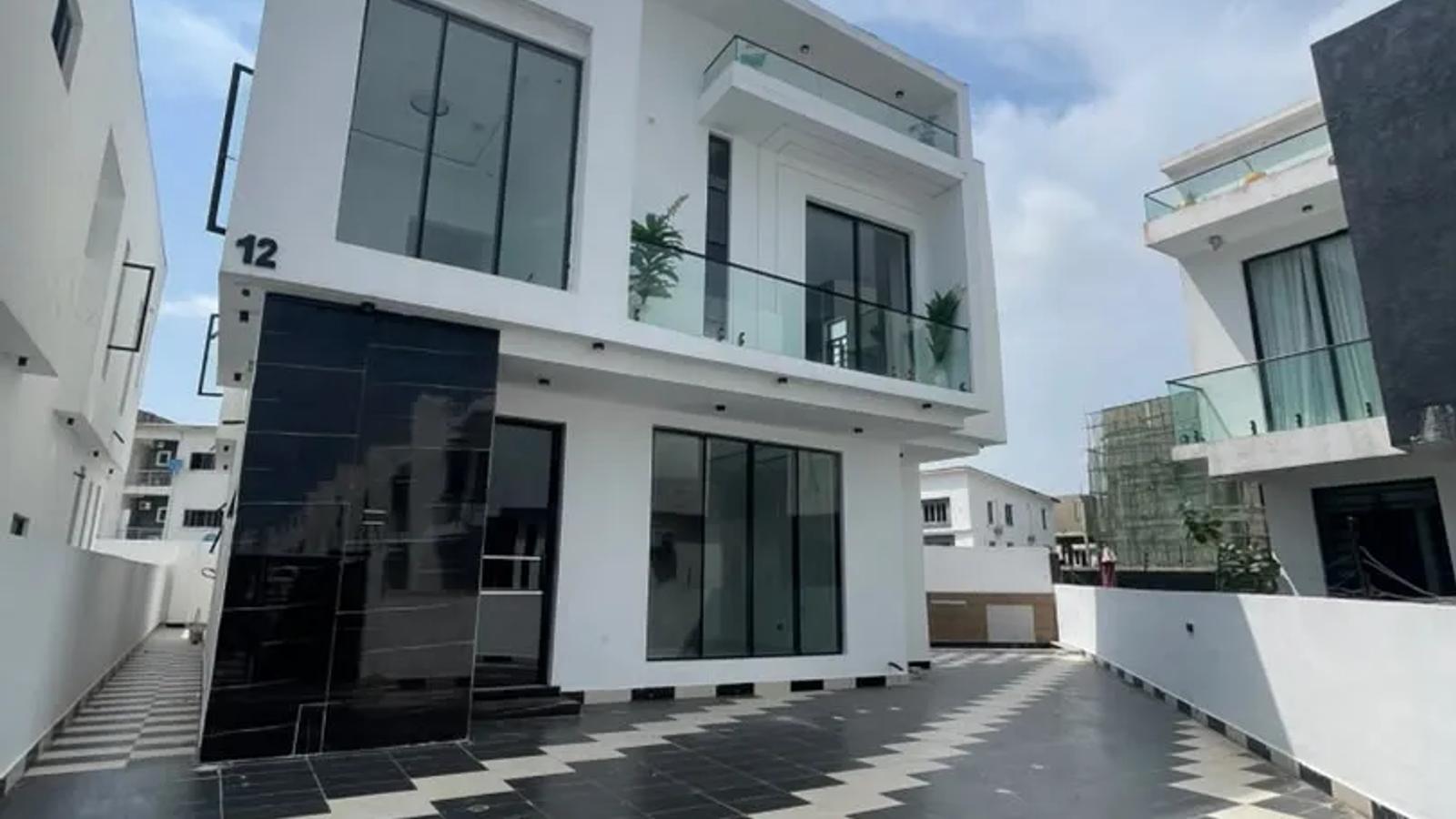 4 BEDROOM FULLY-DETACHED DUPLEX WITH BQ